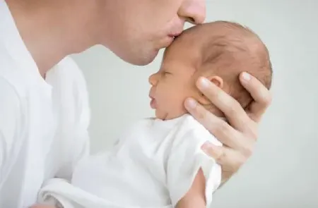 خطرات و عوارض مربوط به بوسیدن نوزاد