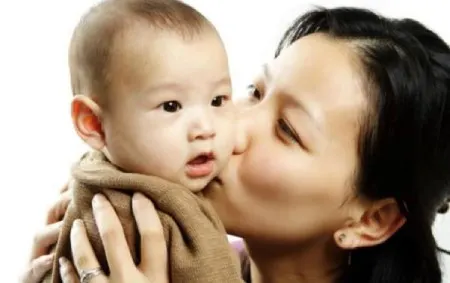 خطرات مربوط به بوسیدن نوزاد