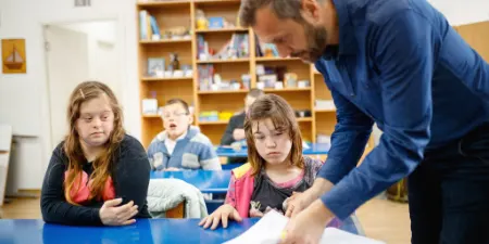 شغل معلم کودکان خاص ؛ سفری پر از عشق و چالش