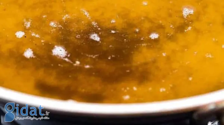 طرز تهیه روغن حیوانی از کره در خانه + نکات و ترفندهای طلایی - در مرحله چهارم باید بگذارید بخش های جامد شیر در کف تابه قهوه ای بشوند.