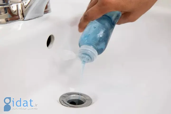 ریختن مایع ظرف‌شویی داخل لوله برای باز کردن لوله با جوش شیرین