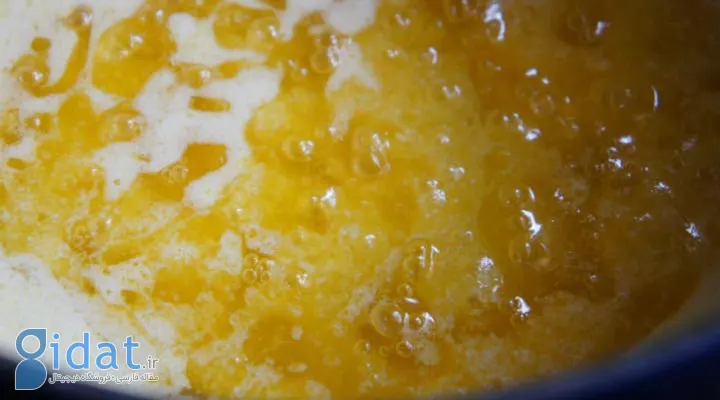 طرز تهیه روغن حیوانی از کره در خانه + نکات و ترفندهای طلایی - در مرحله سوم باید بگذارید بخش های جامد شیر در کف ظرف بمانند.