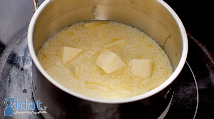 طرز تهیه روغن حیوانی از کره در خانه + نکات و ترفندهای طلایی - در ابتدا باید کره را به چند بخش تقسیم کرده و آب بکنید.