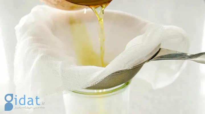 طرز تهیه روغن حیوانی از کره در خانه + نکات و ترفندهای طلایی - در مرحله آخر باید روغن حیوانی را از صافی همراه با پارچه تنظیف عبور بدهید.