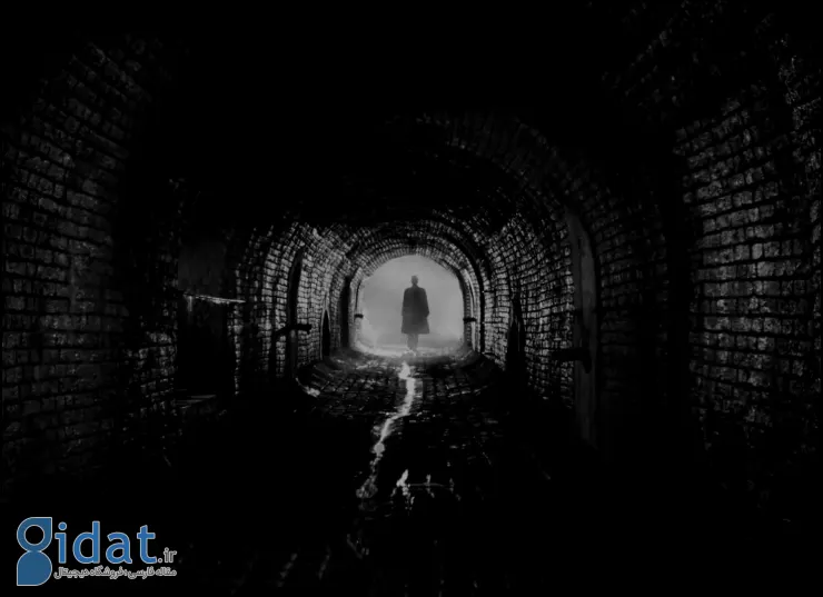 مرد شنل پوش در انتهای غار زیرزمینی