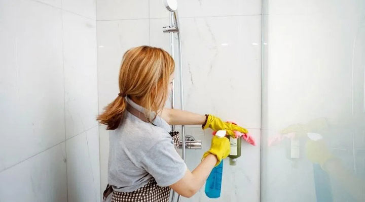 زنی در حال تمیزکردن حمام
