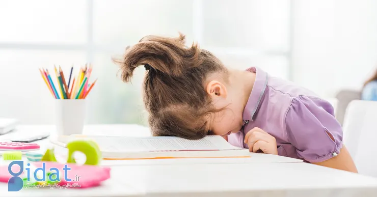 دختربچه کلافه کنار دفتر و مداد رنگی