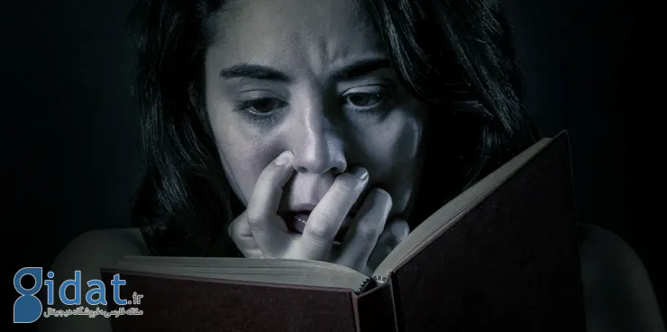 ترس زن از خواندن کتاب با دست روی دهان