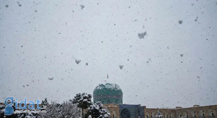 بارش برف در مسجد شیخ لطف الله اصفهان