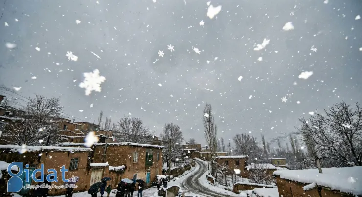 بارش برف در روستای ایران