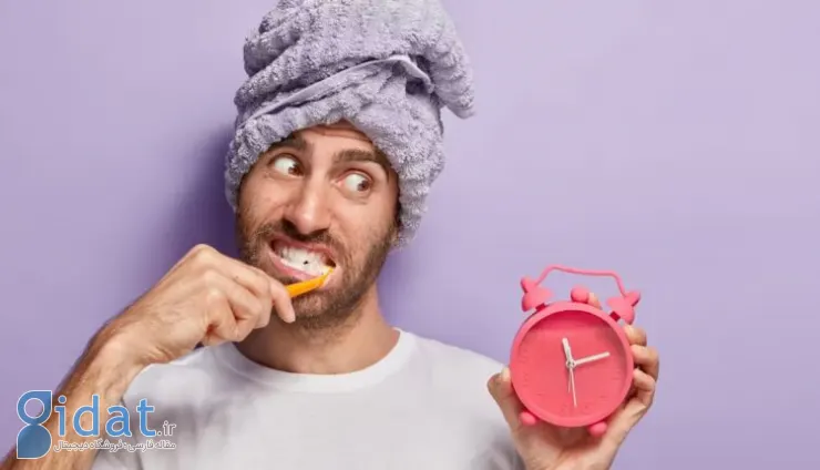 مسواک زدن مرد با ساعت قرمز در دست