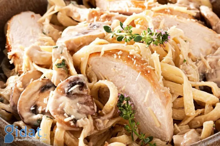 طرز تهیه پاستا مرغ و قارچ با خامه: یک شام خوشمزه و ساده در خانه! + ویدئو