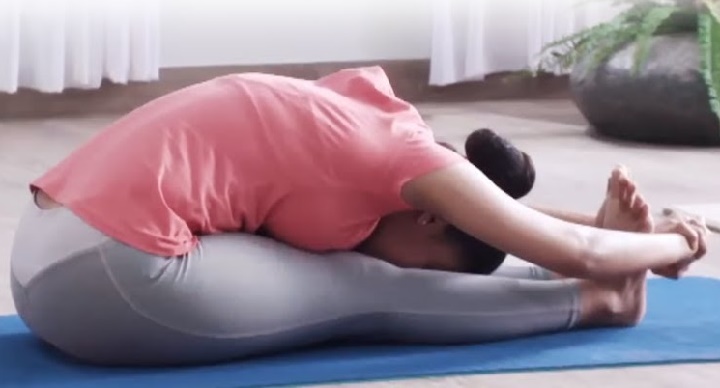 حرکت خم به جلو در حالت نشسته (Paschimatanasana) در هاتا یوگا 