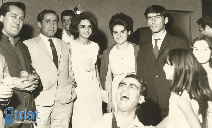 بیضایی در عروسی با منیراعظم رامین‌فر، سالِ ۱۳۴۴. پرویز فنّی‌زاده و پروین و پرویز صیّاد و احمد ابراهیمی نیز در عکس پیدا هستند.