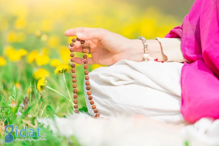 تسبیح در دست زن یوگاکار