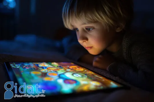 نگاه کودک به صفحه تبلت در تاریکی