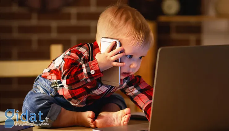 کودک در حال صحبت با موبایل و لپتاپ