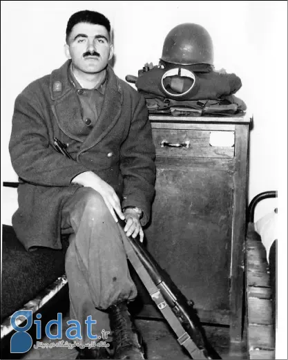 ساعدی با وجود مدرک پزشکی به دلیل فعالیت سیاسی به عنوان سرباز صفر مشغول به خدمت شد
