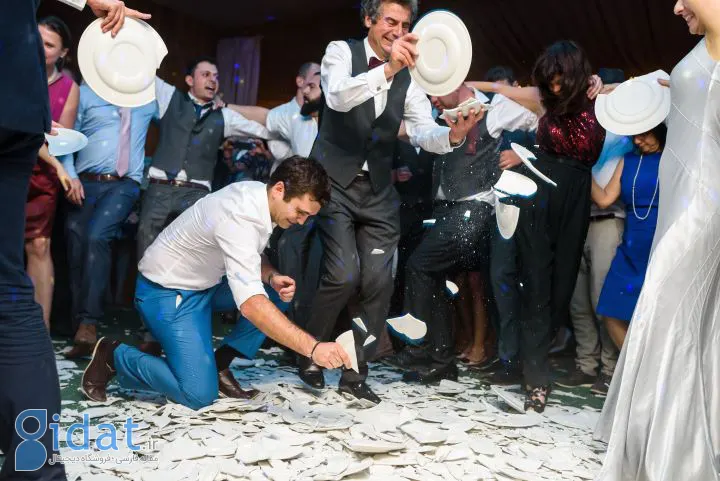شکستن بشقاب:‌ رسم عجیب عروسی در یونان