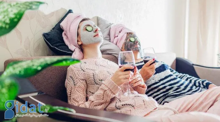 دو زن در حال استراحت با ماسک شب روی صورتشان