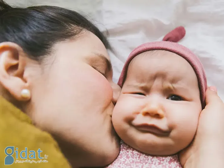 واکنش نوزاد به بوسه مادر