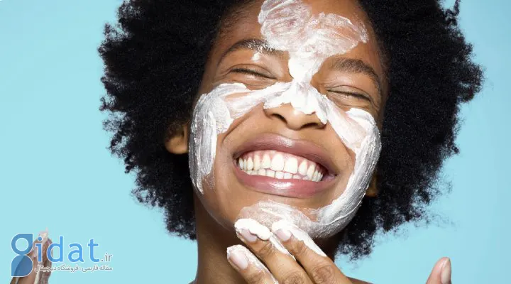 روش مراقبت از پوست حساس ـ زنی درحال مالیدن کرم به پوست صورت