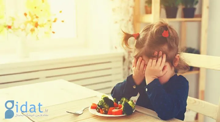 کودکی با نئوفوبیای غذایی که تمایلی به خوردن غذا ندارد