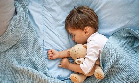 چگونه زمان خواب کودک را تنظیم کنیم؟