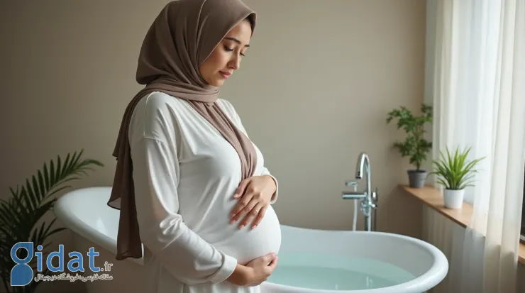 زن بارداری که کنار وان ایستاده