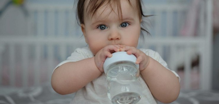 آیا کودکان نوپا می توانند بیش از حد آب بنوشند؟