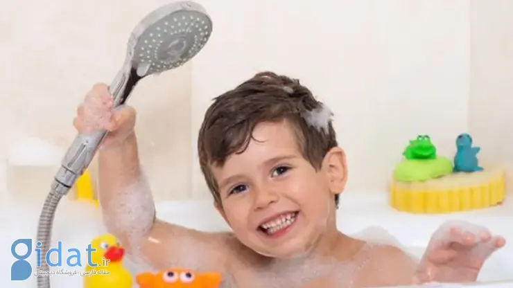 آشنایی با علائمی که نشون میده کودک شما می‌تونه به تنهایی حمام بره