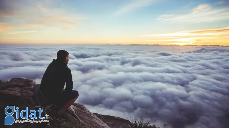 فردی درحال نگاه کردن به ابرها از بالا