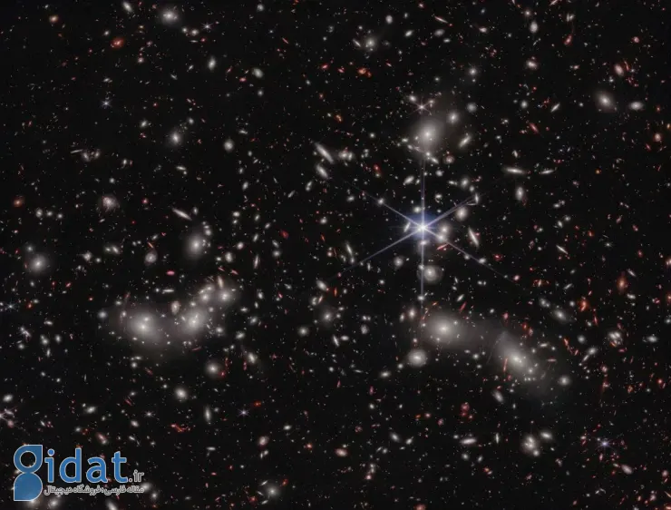 به‌نظر می‌رسد که Abell 2744 که خوشه پاندورا نیز نامیده‌ می‌شود، ادغام سنگینی از سه خوشه کهکشانی عظیم باشد. 