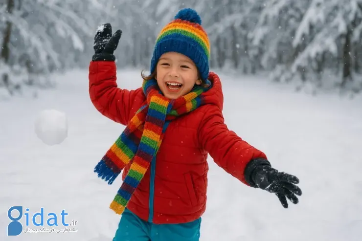 کودکی با کاپشن قرمز در برف در حال پرتاب کردن گلوله ی برفی