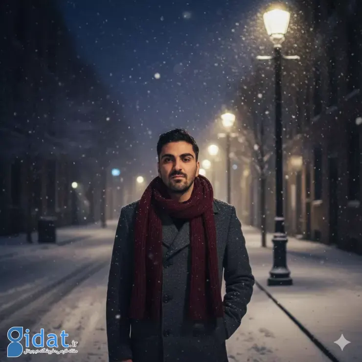 فردی ایستاده در خیابان در شبی زمستانی که برف در حال بارش است