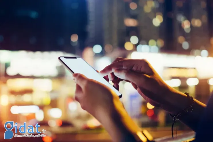 فردی در حال کار با موبایل