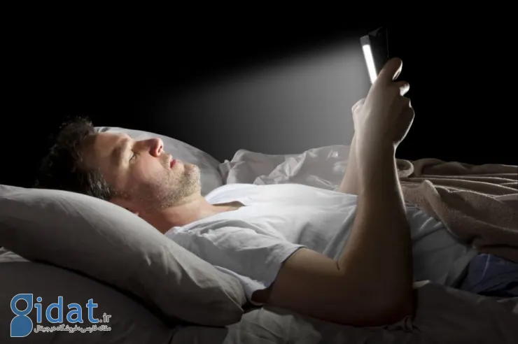 خوابیدن با نور گوشی
