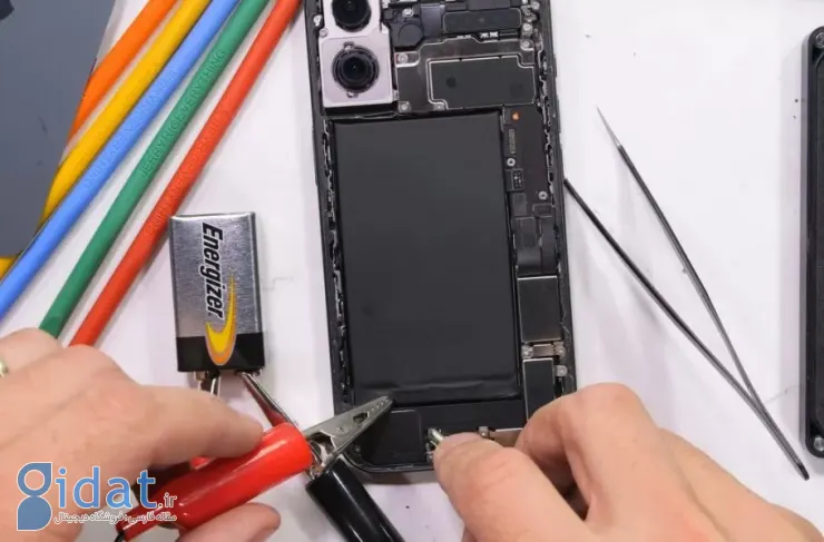 کالبدشکافی آیفون ۱۷ منتشر شد؛ فرآیند آشنا برای باز کردن دستگاه و قطعات گران‌قیمت [تماشا کنید]