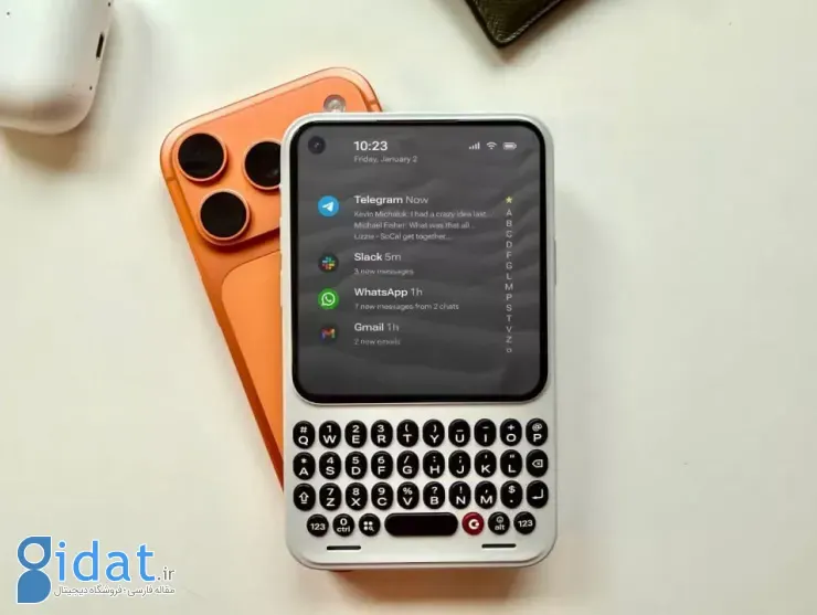 Clicks Communicator روی یک آیفون پرو