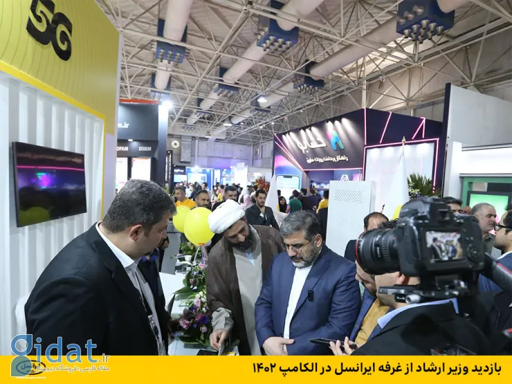 بازدید وزیر ارشاد از غرفه ایرانسل الکامپ