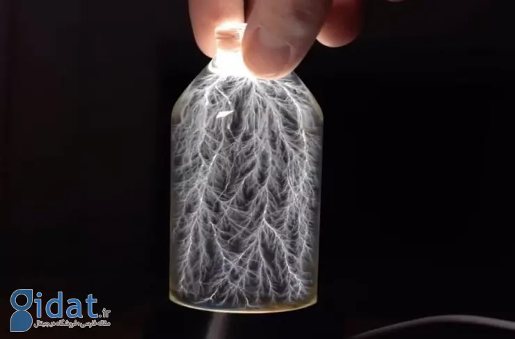 آزمایش شگفت‌انگیز یوتیوبر آمریکایی: گرفتن رعد و برق در بطری شیشه‌ای [تماشا کنید]