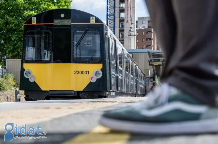 اولین قطار تمام برقی بریتانیا که با باتری کار می‌کند، فعالیت خود را آغاز کرد