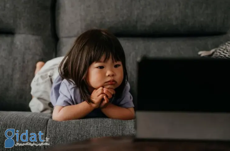 مطالعه جدید: قرار گرفتن مداوم نوزادان در معرض صفحه نمایش می‌تواند منجر به اضطراب در نوجوانی شود