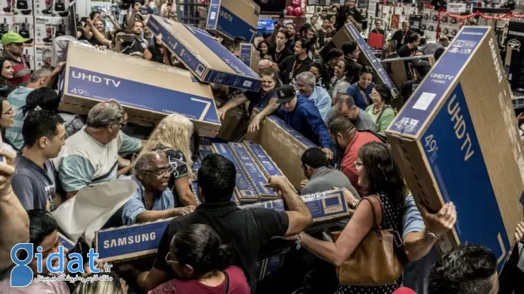 هجوم خریداران به فروشگاه در بلک فرایدی