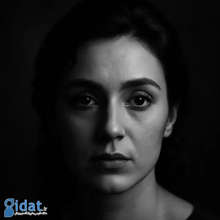 پرتره سیاه سفید از یک خانم از نزدیک