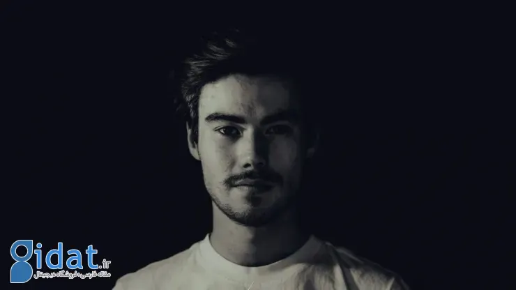 تصویر پرتره سیاه سفید از یک مرد ساخته شده با پرامپت حرفه ای