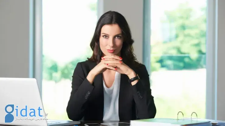 کارمند پشت میز کار