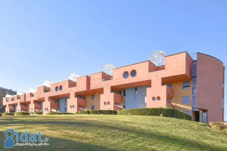 معماری جالب و پر جنب و جوش این واحد مسکونی شما را محو خود خواهد کرد