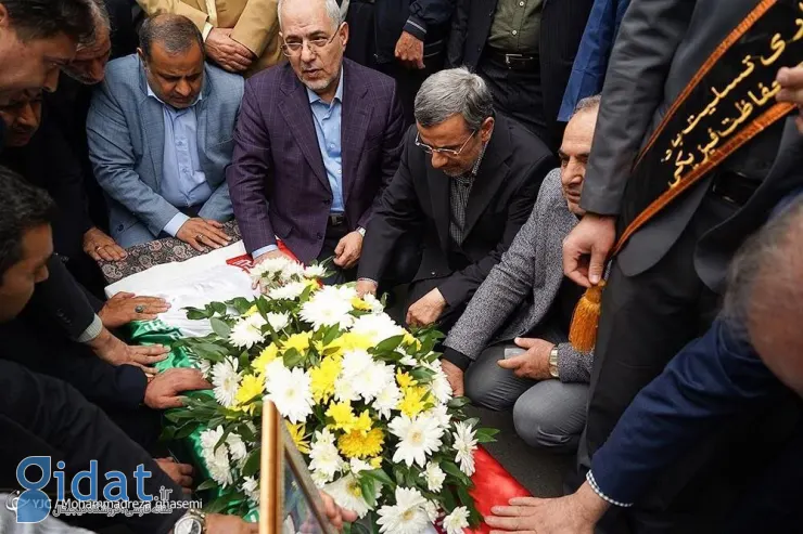 عکسی متفاوت از احمدی نژاد در مراسم تشییع