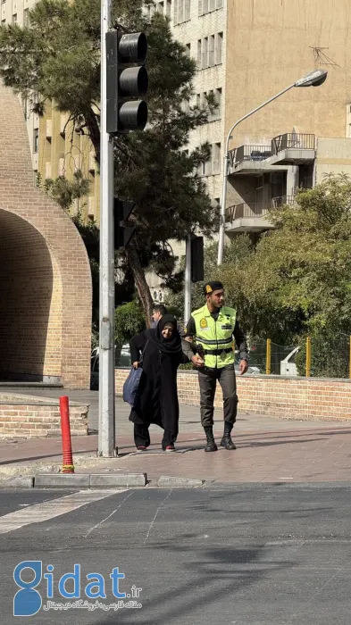 قابی جالب از پلیس تهران در حال کمک به یک زن